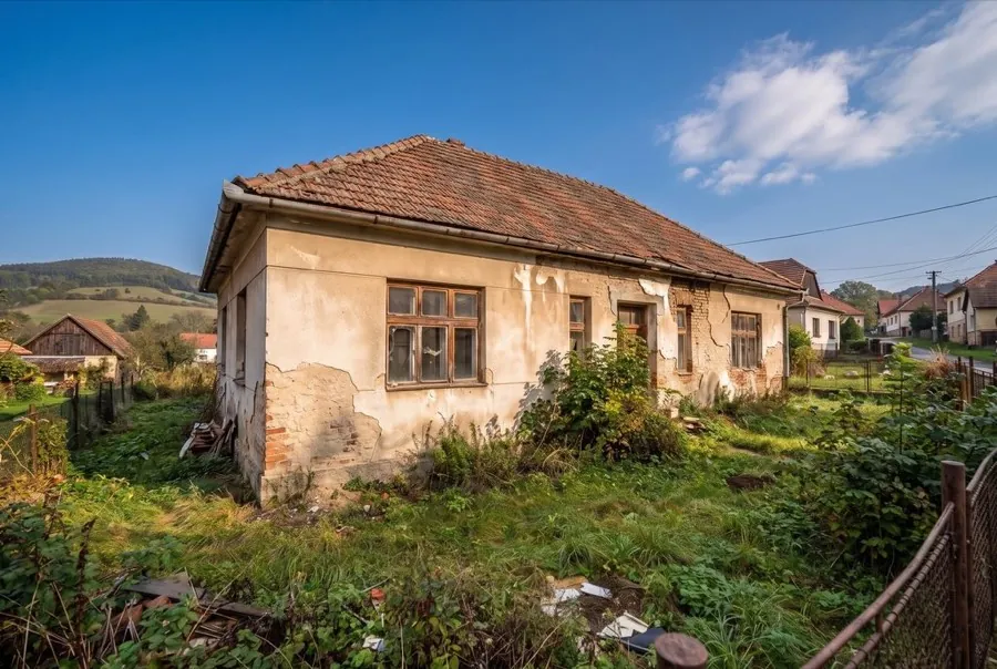 Oprýskaná fasáda